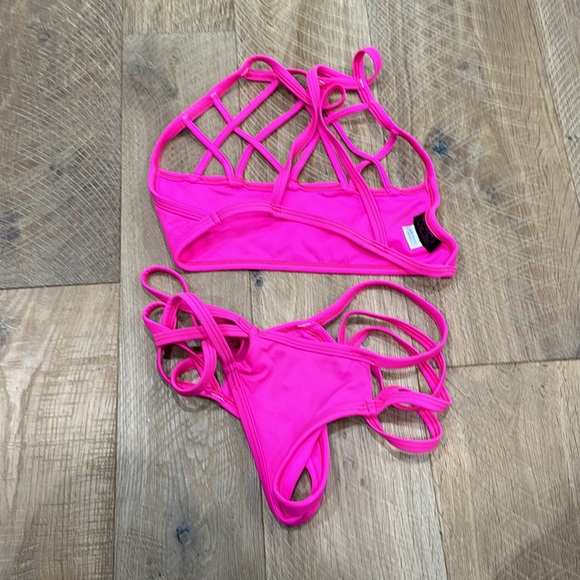 Bikini - Picture 2 of 2